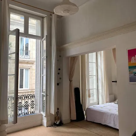 Bright And Sunny On First Floor , Quinconces